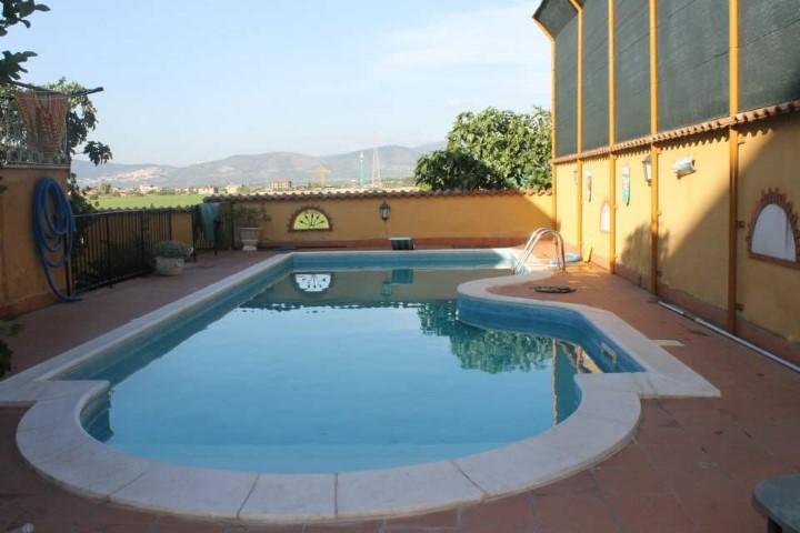 Castelverde, via Navelli, villa con piscina in vendita. 5/3