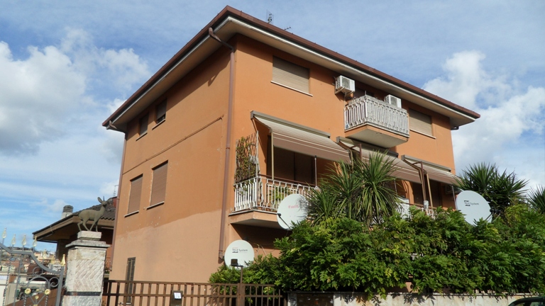 Cassia Tomba di Nerone monolocale con cucinotto e balcone in vendita. rif 14/2